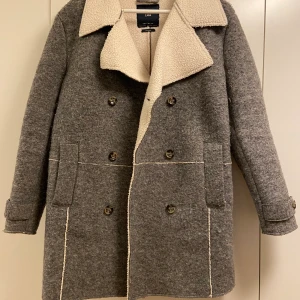 Kappa från Zara - Från Zara. Storlek S men den är lite oversized. Polyester och bomull. Använd en halv vinter