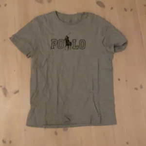 Polo tröja grå L - Polo tröja grå L säljes. Kontakta vid frågor!