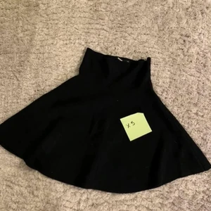 Högmidjad kjol - Super fin kjol o tjockt tyg från Bik bok, använd o älskar den men den passar tyvärr inte längre. Fler bilder skickas vid önskning!