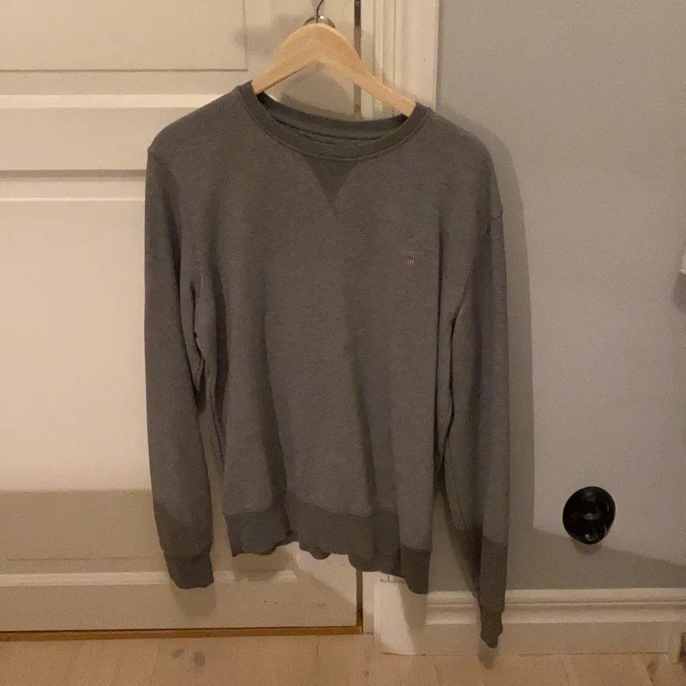 Snygg grå gant tröja/sweatshirt size large. Bra skick. Kontakta vid frågor!. Tröjor & Koftor.