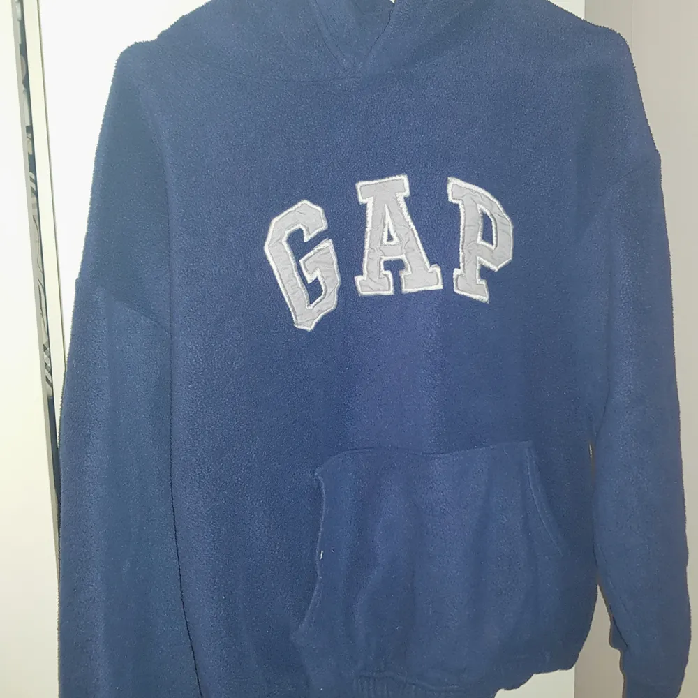 Säljer dena extremt mysiga vintage GAP hoodie från 90-talet💙 köpt i USA, passar perfekt nu till höst💙🍁 är i nyskick och startpris 200kr + frakt 💙 är i storleken L/XL men är lite mindre i modellen! Hoodien finns även i svart!!! Buda i kommentarerna (med minst 10kr) elr köp direkt för 500+frakt högsta bud just nu 220🥰. Tröjor & Koftor.