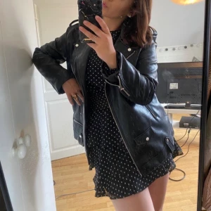 Skinnjacka - Säljer min skinnjacka från stradivarius! Bra skick!💘💘 flera intresserade så buda!