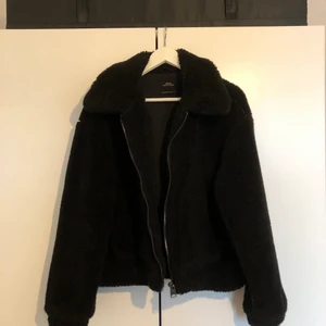 Teddyjacka - Säljer min svarta teddyjacka från urban outfitters då den inte kommer till användning. Nypris 900kr, knappt använd.  Frakt tillkommer😊