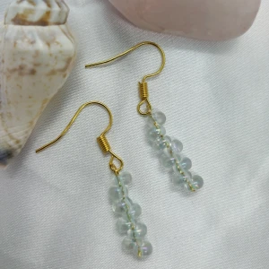 Handgjorda örhängen med glaspärlor 🪐 - Handgjorda örhängen med glaspärlor ✨ nickelfria ✨skriv för ej spårbar frakt 11kr🌱