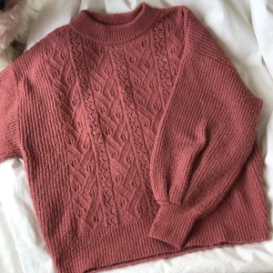 Stickad sweatshirt strl xxs - Supermysig stickad tröja från monki i färgen gammalrosa. Den är i strl xxs, men passar absolut strl xs också🧡💖 säljer för 130 + frakt🥰