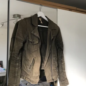 Brun/grön höstjacka!❤️ - En brun grön höstjacka från Gina tricot, gjord av bomull. Perfekt just nu! Storlek 34