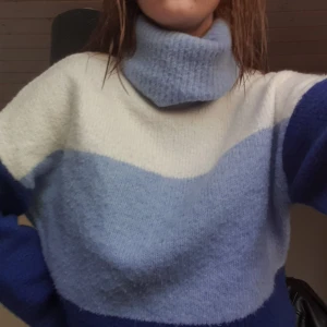 Stickad tröja (ej stickig)  - Frakten ingår i priset! Superskön tröja, väldigt varm. Storlek M. Lite oversized. Vid fler frågor eller bilder är det bara att höra av sig. 