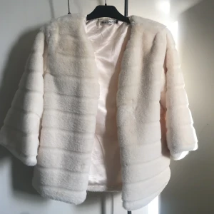 Otroligt fin jacka - Superfin jacka som är hur mysig som helst. Materialet är otroligt mjukt och superfint. Inte äkta päls såklart. Köpt för 900 kronor. Använd Max 10 ggr, som ny. 