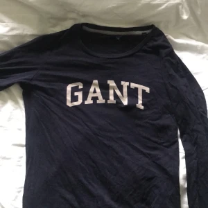Gant tröja - Marinblå tröja från gant. Varsamt använd.