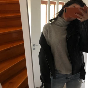 Stickad polo tröja - En grå stickad tröja med polo. Aldrig använd. Köptes för 300kr i frankrike