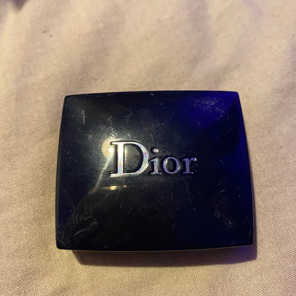 Liten ögonskugga från Dior i färgen 790 night dust! Köptes i ett kit och den är därför lite mindre, därav det billiga priset;) pris kan diskuteras!. Övrigt.