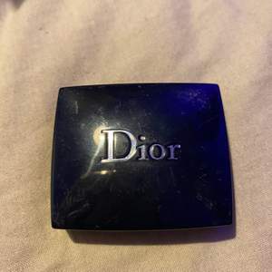 Liten ögonskugga från Dior i färgen 790 night dust! Köptes i ett kit och den är därför lite mindre, därav det billiga priset;) pris kan diskuteras!