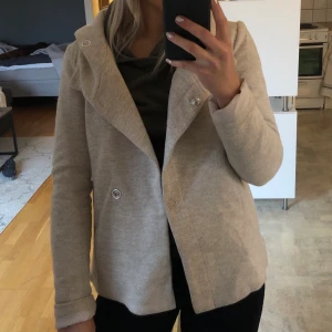 Beige kappa - Beige supermysig kappa med huva, använd ett fåtal gånger❣️