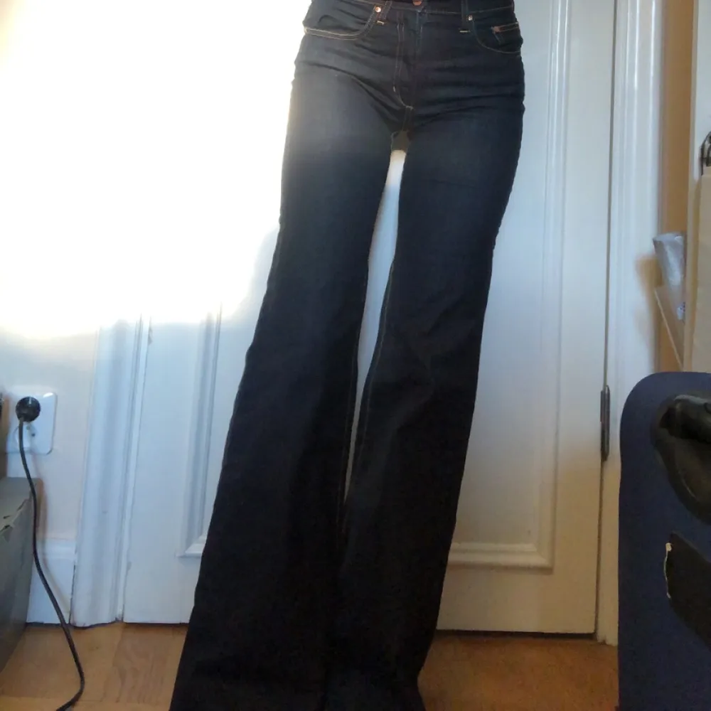 Så fina jeans från H&m! Vida i modellen och mörkblå (om färgen inte syns så bra på bilden) jag är 172cm💜. Jeans & Byxor.