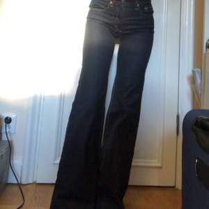 Så fina jeans från H&m! Vida i modellen och mörkblå (om färgen inte syns så bra på bilden) jag är 172cm💜