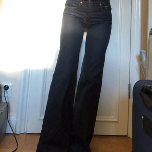 Vida jeans - Så fina jeans från H&m! Vida i modellen och mörkblå (om färgen inte syns så bra på bilden) jag är 172cm💜