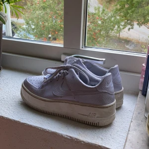 Nike AF1 LILA💜💜 - Använd ett antal gånger, lite smutsiga men annars inget fel på dem. Nypris ca 1000 kr⭐️🌸