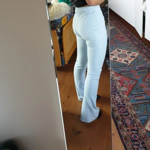 Weekday byxor  - Frakten ingår i priset! Superfina byxor från weekday. Säljer då det har blivit försmå runt låren. De har dragkedjor längst ner vid anklarna. Vid mer frågor eller bilder är det bara att höra av sig🌸