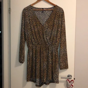 Fin jumpsuit från hm💕 - Använd några gånger storlek 40. Det finns så man kan knäppa den om man inte vill ha en stor uringning💕