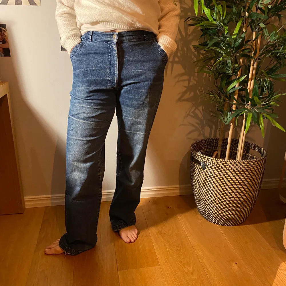 Supercoola vintage jeans. Dom är väldigt high wasted och pösiga nertill. Köpare står för frakt💕. Jeans & Byxor.