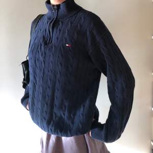 Så fin oversized zip up-tröja från Tommy Hilfiger. Köpt second hand men bra skick och inga defekter. Strl L/XL men skulle säga att den är mindre än det, sitter lite oversized på mig som bär S.