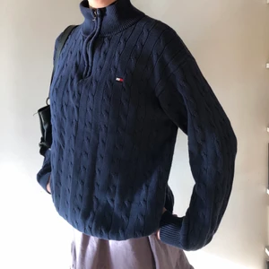 Tommy Hilfiger tröja  - Så fin oversized zip up-tröja från Tommy Hilfiger. Köpt second hand men bra skick och inga defekter. Strl L/XL men skulle säga att den är mindre än det, sitter lite oversized på mig som bär S.