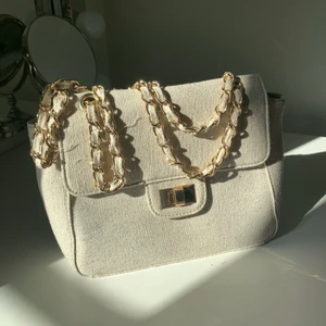 Beige väska - Superfin beige väska från Nakd. Den är i fint skick och rymmer mycket.