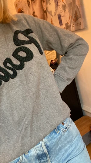 Samsoe & samsoe, grå tröja, ”Paris”, S - Tröja/ sweatshirt från samsoe & samsoe med texten ”Paris” i blå glitter som ni ser på bild 2. 