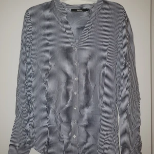 Skjorta från bikbok i storlek S - Använd en gång. Ett skönt material och passar bra för tjejer som använder xs också. 