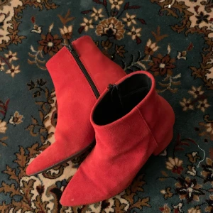 Vero Moda ankelboots stl 37 - Säljer mina älskade ankelboots nu för dom ej är till användning längre. Äkta läder. Använda ca 3 gånger. Köpa för ca 1000kr och är helt som nya.