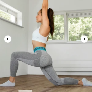 Gymshark träningstights  - Sjuukt snygga träningstights ifrån Gymshark, sjukt sköna och sitter på plats. Ett super litet hål som man ser på andra bilden ungefär vid min tumme men det är inget man ens ser men därav priset. Köparen står för frakt💕