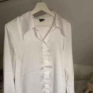 Satinskjorta - Satinskjorta ifrån ginatricot. Storlek 38