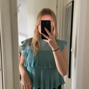 Topp - Superfin glittertopp ifrån zara med volanger. 