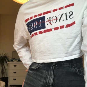 Oversized corppad sweatshirt - Oversized vid croppad sweatshirt med logga, skön och i bra skick! 90kr inkl frakt 