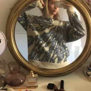 Weekday ”Diego tiedye jaquard sweater” - Jättefin sweatshirt från weekday!! Köpte förra året men kommer tyvärr inte till användning längre. Storlek S men sitter oversized:p köparen står för frakt<3