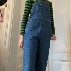 Hängselbyxor från Weekday! - Ett par snygga mörkblå hängselbyxor från Weekday! Jag använder inte dem här längre tyvärr men de var en stor favorit tidigare:) jag kan mötas upp eller så tillkommer frakt. Den ligger nog runt 44-66kr💕