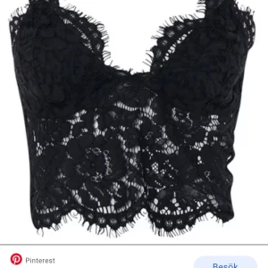 Fin spetstopp  - Säljer denna fina spetstopp som e jättesnygg att använda under en kort t-shirt. Använd ca 2 ggr så som ny! 60 kr + frakt 🤍🤍