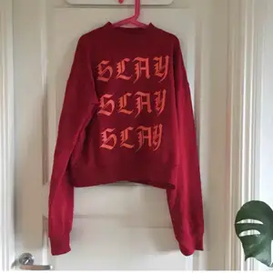 Skitsnygg röd tröja från märket stay (carlings) med trycket ”slay”. Frakt på 49kr tillkommer!