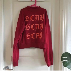 Carlings tröja - Skitsnygg röd tröja från märket stay (carlings) med trycket ”slay”. Frakt på 49kr tillkommer!