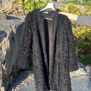 Långkappa!  - Superfin och varm långkappa i gosigt material. Denna är i en lite oversized modell och passar perfekt över sköna höst och vinter plagg! Den går o stänga med knappar men är super snygg att ha öppen oxå ❤️