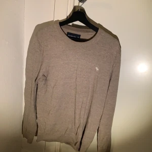 Tröja  - Abercrombie Fitch tröja beige bra skick storlek M