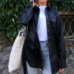 Skinnjacka  - Tunnare skinnjacka/skjorta nyligen inköpt, använt få gånger men har dessvärre tröttnat så tänker att den kan komma till nytta hos någon annan! 