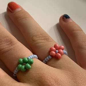 säljer ett par ringar med små blommor på💫