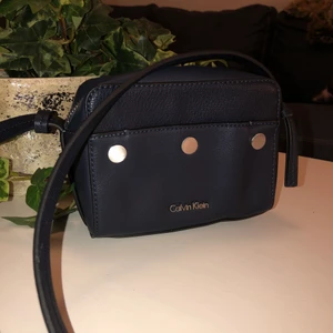 Michael Kors Crossbody Väska - Super fin och söt crossbody väska. Den är liten i storlek men får plats med väldigt mycket. Äkta Michael Kors och helt ny, aldrig använd.💗 Köpt för 1400kr på NK för nåt år sen. Har tyvärr inte kvar kvittot kvar då det har gått ett tag. Priset kan diskuteras✨❣️