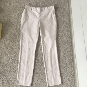 Kostymbyxor  - Ett par beigea kostymbyxor från mango i storlek s. Använt en gång💕💕