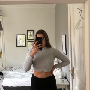 Croptop XS - Långärmad croptop från bikbok. 