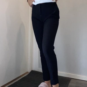Kostymbyxor  - Ett par super sköna svarta kostymbyxor, de är använda en gång. Det går att ha skärp i dem och är i storlek 36. De är köpta från Primark.