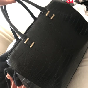 Svart väska  - Helt ny, aldrig använd. Väldigt rymlig