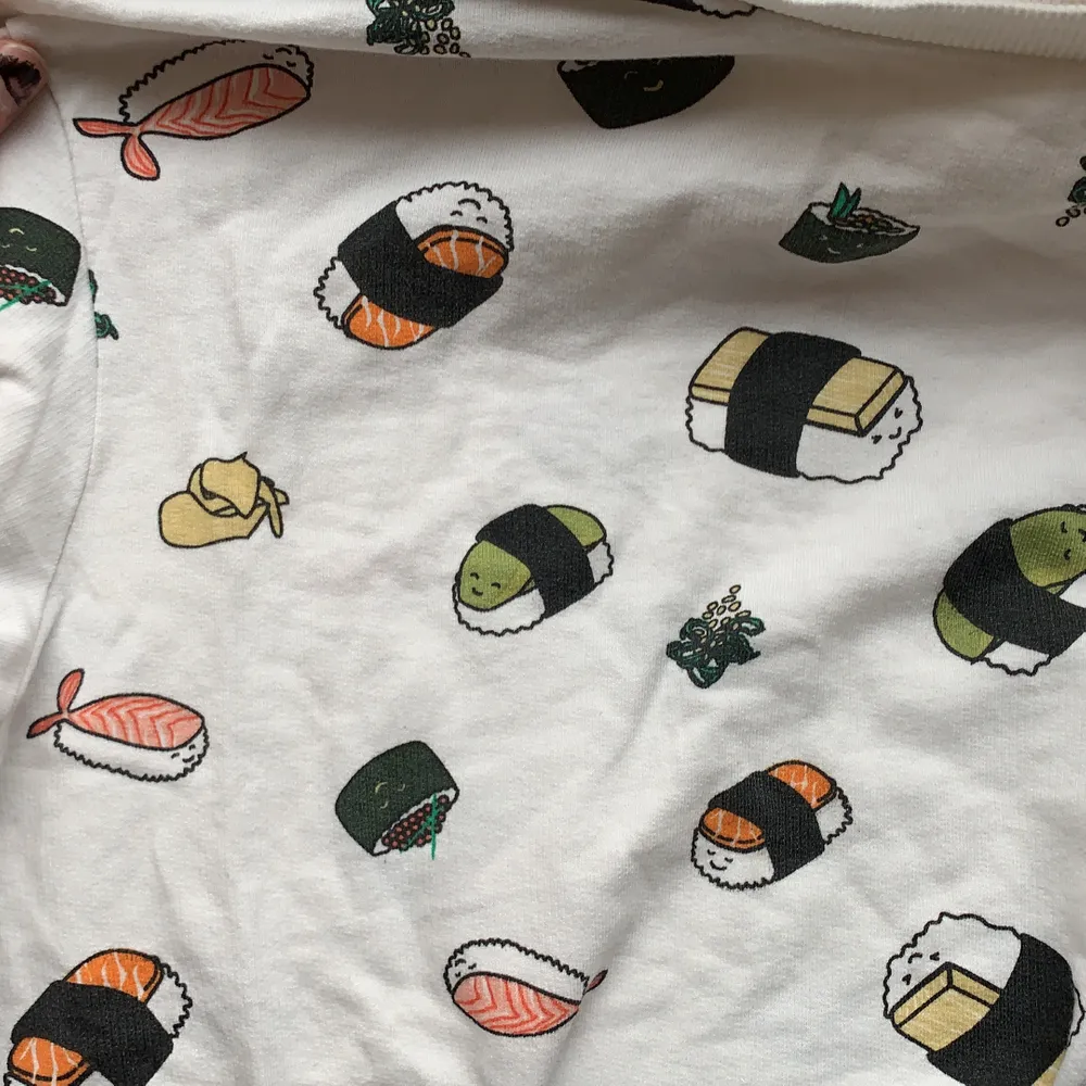 En jättesöt sweatshirt med tecknade sushibitar på!! Så himla gullig, men tyvärr för liten för mig:( använd ca 1-2 gånger, fint skick! Lite kawaii-stil kanske?. Hoodies.