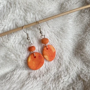 🧡clay earrings🧡 - ⭕️FRI FRAKT⭕️ söta clay örhängen med lite olika färger❤️ glittrar även lite✨